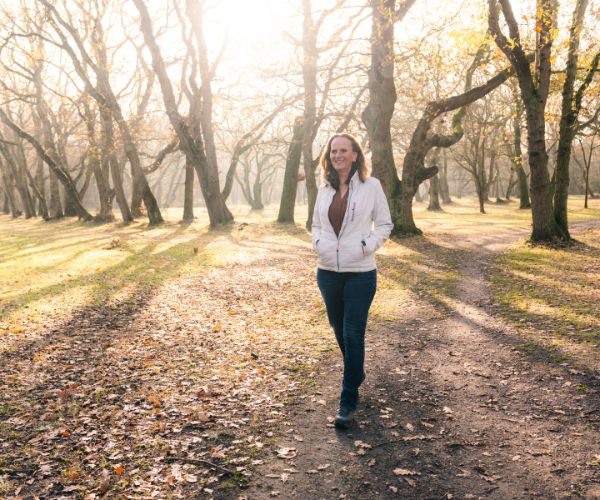 Wandelcoach Nicole van Alder an coachpraktijk Stap in de juiste richting begeleidt bij constante onrust naar rust in hoofd en lichaam. Ze doet dat in en met de natuur.